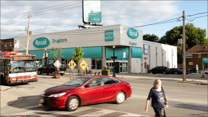                         	897-901 Eglinton Avenue West
                        