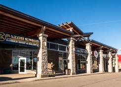 
                                	        Laurelwood Shopping Centre
                                    